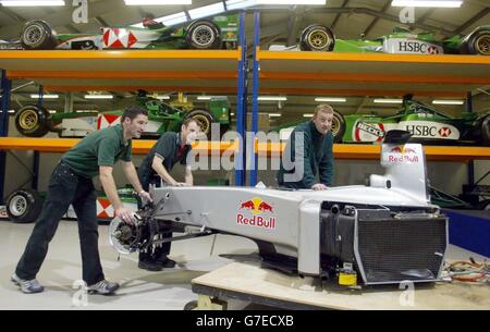 Hunderte von Arbeitsplätzen wurden heute gesichert, als Jaguar seine Formel-1-Rennwagen- und Maschinenbauunternehmen verkaufte. Das österreichische Energy-Drinks-Unternehmen Red Bull hat den Rennbetrieb mit Sitz in Milton Keynes gekauft und beschäftigt 340 Mitarbeiter. Das Jaguar Logo vor dem Jaguar Racing in Milton Keynes nach der Übernahme durch Red Bull Stockfoto