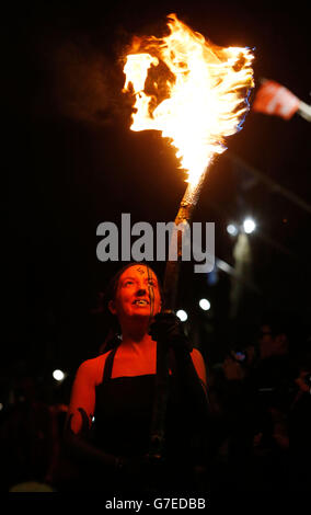 Mitglieder der Beltane Fire Society nehmen am Samhuinn Fire Festival in Edinburgh Teil. Stockfoto