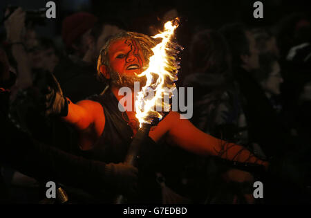 Mitglieder der Beltane Fire Society nehmen am Samhuinn Fire Festival in Edinburgh Teil. Stockfoto