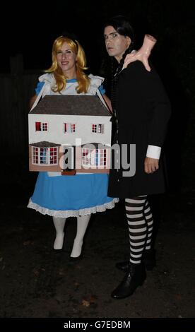 Jonathan Ross Halloween Party - London. Jimmy Carr und Karoline Copping treffen auf eine Halloween-Party ein, die im Haus von Jonathan Ross im Norden Londons veranstaltet wird. Stockfoto