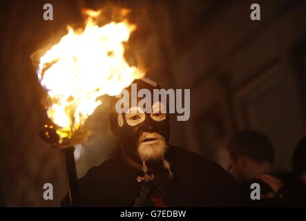 Mitglieder der Beltane Fire Society nehmen am Samhuinn Fire Festival in Edinburgh Teil. Stockfoto