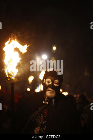 Mitglieder der Beltane Fire Society nehmen am Samhuinn Fire Festival in Edinburgh Teil. Stockfoto