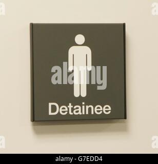 Ein Türschild am neu eröffneten Colnbrook Immigration Removal Center in Uxbridge, West London. Die Regierung veröffentlicht die neuesten Zahlen über die Anzahl der Asylbewerber, die nach Großbritannien kommen. Stockfoto