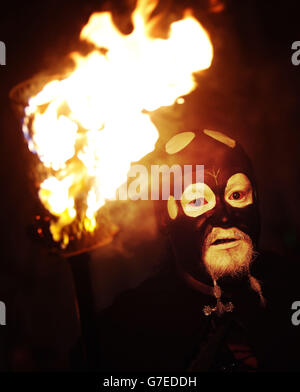 Mitglieder der Beltane Fire Society nehmen am Samhuinn Fire Festival in Edinburgh Teil. Stockfoto