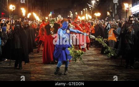 Mitglieder der Beltane Fire Society nehmen am Samhuinn Fire Festival in Edinburgh Teil. Stockfoto