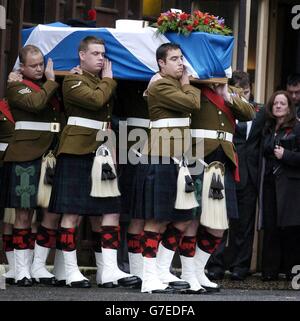 Der Sarg des Privatperson Scott McArdle wird während des Trauerdienstes in der römisch-katholischen St. Paul's Church in Glenrothes getragen. Mehr als 500 Trauernde versammelten sich heute, um dem Black Watch-Soldaten, der von einem Selbstmordattentäter im Irak getötet wurde, ihre letzte Ehre zu erweisen. Die Familie, Freunde und Kameraden von Private McArdle kamen, um sich bei einer Militärbesetzung mit der römisch-katholischen Messe in seiner Heimatstadt Fife endgültig von dem Soldaten zu verabschieden. Stockfoto