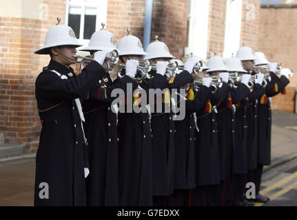 Royal Marine Band Service Üben den letzten Gruß in ihrer neuen Parade-Uniform in Portsmouth, Hampshire. Der Service ist in die Zukunft zurückgekehrt und hat seinen neuen Look enthüllt - eine Uniform, die die Musiker zuletzt vor 50 Jahren getragen haben. Stockfoto