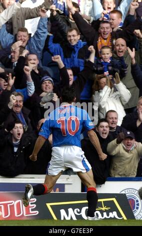 Nacho Novo der Rangers feiert den Torreigen gegen Celtic während des Spiels der Bank of Scotland Scottish Premier League im Ibrox Stadium. . Stockfoto