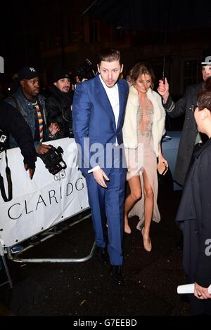 Professor Green und Millie Mackintosh kommen bei den Harper's Bazaar Women of the Year Awards im Claridge's Hotel im Zentrum von London an. Stockfoto