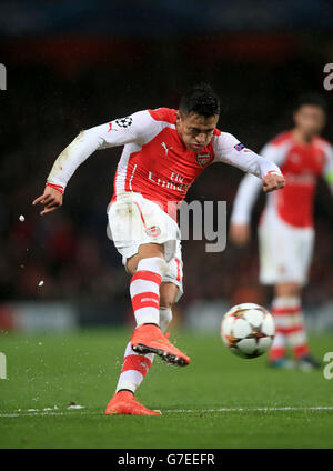 Alexis Sanchez von Arsenal schießt beim UEFA Champions League-Spiel der Gruppe D im Emirates Stadium in London das zweite Tor seines Mannschaftsspiels ein. DRÜCKEN Sie VERBANDSFOTO. Bilddatum: Dienstag, 4. November 2014. Siehe PA Geschichte FUSSBALL Arsenal. Das Foto sollte Nick Potts/PA Wire lauten. Stockfoto