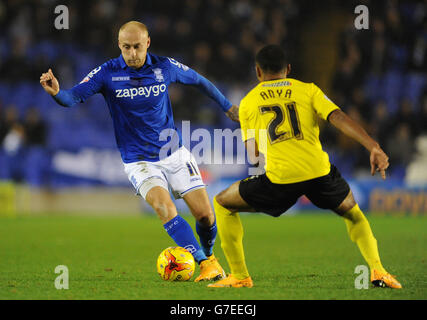 Fußball - Sky Bet Championship - Birmingham City / Watford - St. Andrews. David Cotterill (links) von Birmingham City und Ikechi Anya von Watford kämpfen um den Ball. Stockfoto