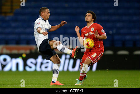 Bolton Wanderers Liam Feeney kämpft mit Fabio aus Cardiff City während des Sky Bet Championship-Spiels im Macron Stadium in Bolton um den Ball. Stockfoto