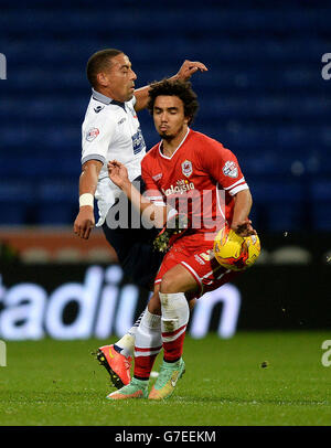 Bolton Wanderers Liam Feeney kämpft mit Fabio aus Cardiff City während des Sky Bet Championship-Spiels im Macron Stadium in Bolton um den Ball. Stockfoto