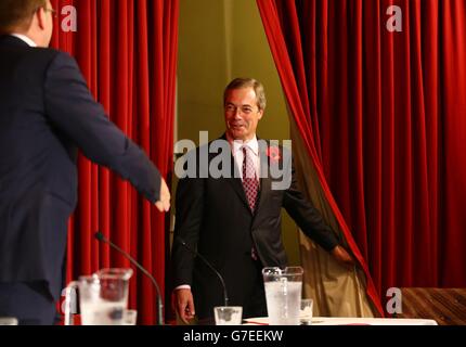 UKIP-Führer Nigel Farage tritt mit dem Wahlkandidaten Mark Reckless bei einer öffentlichen Versammlung im Hoo Village Institute in Hoo bei Rochester vor der bevorstehenden Nachwahl von Rochester und Strood auf die Bühne. Bilddatum: Dienstag, 4. November 2014. Bildnachweis sollte lauten: Gareth Fuller/PA Wire Stockfoto