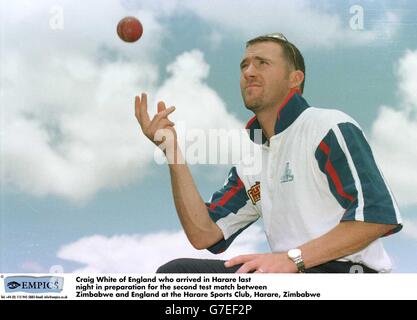 Craig White aus England, der gestern Abend in Harare ankam, um sich auf das zweite Testspiel zwischen Simbabwe und England im Harare Sports Club, Harare, Simbabwe vorzubereiten Stockfoto