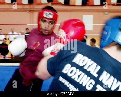 Die 17-jährige olympische Boxsensation Amir Khan (links) steht mit Alex Urritia während eines England National Squad Camps in HMS Nelson in Portsmouth im Kampf. Das 11-köpfige Team verbringt drei Tage mit dem hochbewerteten Boxteam der Royal Navy, bevor es nächste Woche zwei Kämpfe gegen die Vereinigten Staaten gibt. Stockfoto