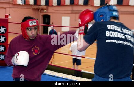 Die 17-jährige olympische Boxsensation Amir Khan (links) steht mit Alex Urritia während eines England National Squad Camps in HMS Nelson in Portsmouth im Kampf. Das 11-köpfige Team verbringt drei Tage mit dem hochbewerteten Boxteam der Royal Navy, bevor es nächste Woche zwei Kämpfe gegen die Vereinigten Staaten gibt. Stockfoto