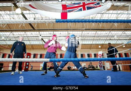 Die 17-jährige olympische Boxsensation Amir Khan steht mit Alex Urritia während eines England National Squad Camps in HMS Nelson in Portsmouth unter dem wachsamen Auge des Nationaltrainers Terry Edwards (links). Das 11 starke Team verbringt drei Tage mit dem hoch bewerteten Royal Navy Boxteam vor zwei Kämpfen gegen die Vereinigten Staaten nächste Woche. Stockfoto