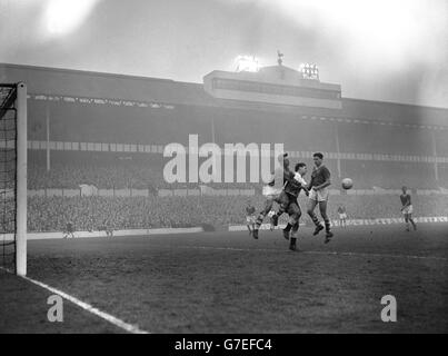 Tottenham Hotspur's Mittelstürmer Bobby Smith findet sich während des Spiels der ersten Division in der White Hart Lane umgeben von Boltons Torwart Eddie Hopkinson (links) und dem rechten Rücken Roy Hartle. Stockfoto