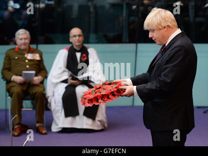 Der Bürgermeister von London, Boris Johnson, nimmt an der Greater London Authority Annual Service of Remembrance im City Hall in London Teil. Stockfoto