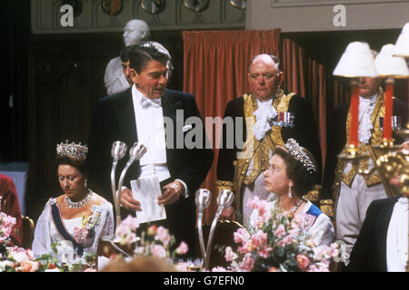 Der amerikanische Präsident Ronald Reagan spricht bei einem Bankett in St. George's Hall, Windsor Castle. Er wird von Prinzessin Margaret (links) und Königin Elizabeth II. Flankiert Stockfoto