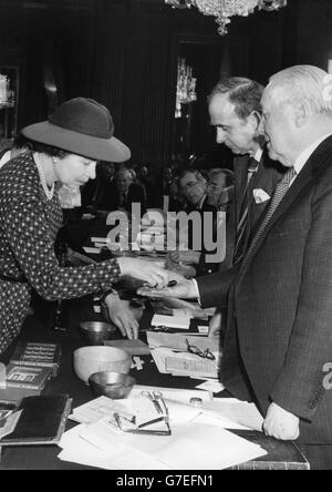 Königin Elizabeth II. Untersucht Münzen des Reiches in London, wo sie an der Eröffnung des Pyx-Prozesses in der Goldsmiths' Hall teilnahm. Es war das erste Mal, dass ein regierender Monarch an der 700-jährigen Zeremonie seit James I. im Jahr 1611 teilnahm. Stockfoto