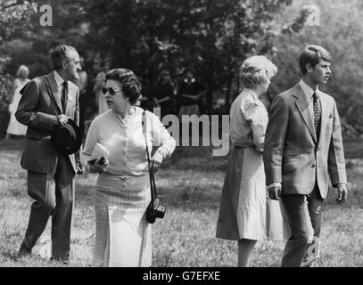 Königin Elizabeth II., begleitet von Prinz Edward, blickt auf einen Teil der Marathonstrecke bei der Royal Windsor Horse Show. Stockfoto