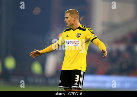 Fußball - Sky Bet Championship - Nottingham Forest / Brentford - City Ground. Jake Bidwell, Brentford Stockfoto