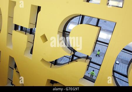 Der Blick durch einen Teil der Inschriften Fenster im Millennium Center in Cardiff. Die Lotteriefinanzierung für ein 106.2 Millionen Kunstzentrum wurde in nur 10 Tagen aufgebracht, sagte der Direktor der Millennium-Kommission heute. Die Kommission hat 31.7 Millionen in das Millennium Center in Wales investiert, das dieses Wochenende mit einer Reihe von Galaveranstaltungen eröffnet wird. Stockfoto