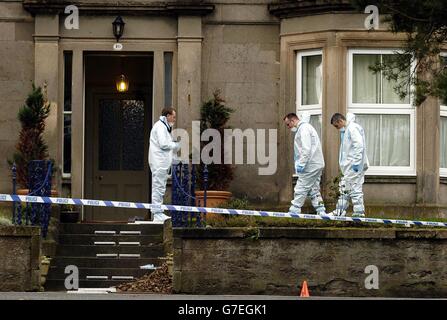 Forensische Teams untersuchen den Vorgarten des Hauses des Bankmanagers Alistair Wilson in Nairn, Nairnshire, nachdem er gestern Abend auf seinen Doostp niedergeschossen wurde. Eine große Menschenjagd ist im Gange, um den Mörder zu finden. Einer der Polizeibeamten, der die Ermittlungen leitete, beschrieb den Mord in der Küstenstadt Nairn in Nairnshire als "fast bizarr". Wilson wurde in seinem Haus in der Crescent Road von einem Mann mit einer Blouson-Jacke und einer Baseballmütze niedergeschossen. Stockfoto