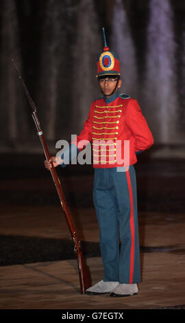 Ein Soldat erwartet den Prinzen von Wales und die Herzogin von Cornwall bei einem Empfang und Abendessen, das von Präsident Juan Manuel Santos und seiner Frau Maria, der First Lady von Kolumbien, im Palacio de Narino, Bogota, Kolumbien, Am zweiten Tag der Reise des Prinzen von Wales und der Herzogin von Cornwall nach Kolumbien und Mexiko. DRÜCKEN SIE VERBANDSFOTO. Siehe PA Story: ROYAL Tour. Der Bildnachweis sollte lauten: Anthony Devlin/PA Pool Stockfoto