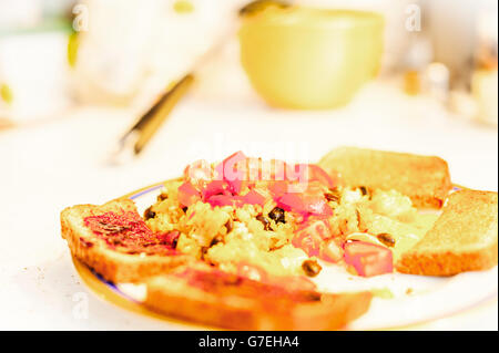 Stillleben - Frühstück mit Eiern, Tomaten und Toast mit Marmelade. Stockfoto