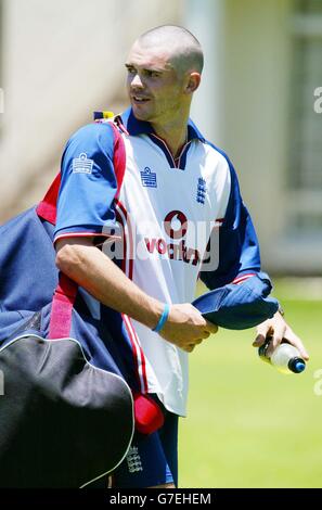 England Bowler James Anderson zeigt seinen frisch rasierten Kopf beim England Training im Harare Sports Club vor dem zweiten eintägigen International gegen Simbabwe. Stockfoto