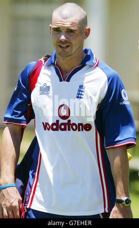 England Bowler James Anderson zeigt seinen frisch rasierten Kopf beim England Training im Harare Sports Club vor dem zweiten eintägigen International gegen Simbabwe. Stockfoto