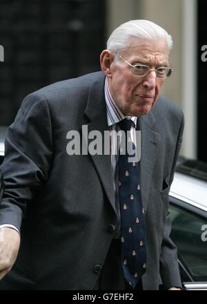 Dr. Ian Paisley, Vorsitzender der demokratischen Unionistischen Partei, kommt zu einem Treffen mit dem britischen Premierminister Tony Blair in der Downing Street 10, London. Tony Blair und der irische Premierminister Bertie Ahern werden heute getrennt mit den Führern der DUP und Sinn Fein zusammentreffen, da sich die umfassenden Bemühungen um eine umfassende Friedensabkommen intensivieren. Stockfoto