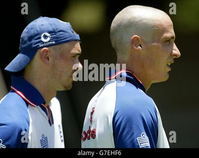 England Bowler James Anderson verließ mit Simon Jones, als er seinen frisch rasierten Kopf während England Training im Harare Sports Club vor dem zweiten eintägigen International gegen Simbabwe zeigt. PA Foto: Gareth Fuller. . Stockfoto