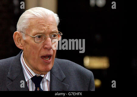 Dr. Ian Paisley, Vorsitzender der demokratischen Unionistischen Partei, spricht nach einem Treffen mit dem britischen Premierminister Tony Blair in der Downing Street 10 in London zu Journalisten. Tony Blair und der irische Taoiseach Bertie Ahern werden heute getrennt mit den Führern der DUP und Sinn Fein zusammentreffen, da die umfassenden Bemühungen um eine umfassende Friedensabkommen intensiviert werden. Stockfoto