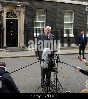 Dr. Ian Paisley, Vorsitzender der demokratischen Unionistischen Partei, spricht nach einem Treffen mit dem britischen Premierminister Tony Blair in der Downing Street 10 in London zu Journalisten. Tony Blair und der irische Taoiseach Bertie Ahern werden heute getrennt mit den Führern der DUP und Sinn Fein zusammentreffen, da die umfassenden Bemühungen um eine umfassende Friedensabkommen intensiviert werden. Stockfoto