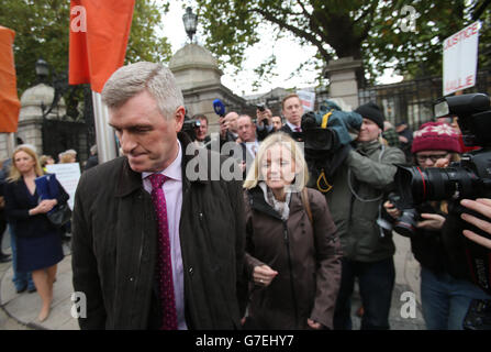 Der irische Wassergeschäftsführer John Tierney verlässt das Leinster House, nachdem er mit Umweltminister Alan Kelly gesprochen hat, da es immer mehr Meinungsverschiedenster über Wassergebühren gibt. Stockfoto