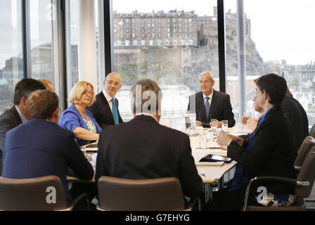 Lord Smith (Back Center), Vorsitzender der Kommission Smith in Edinburgh, beginnt mit allen Parteien Gespräche, um eine Einigung darüber zu erzielen, welche neuen Mächte Schottland übertragen werden sollten, mit (im Uhrzeigersinn) Vertretern der Konservativen, dem ehemaligen schottischen Führer Annabel Goldie (versteckt) und dem akademischen Professor Adam Tomkins (versteckt), Die Abgeordneten der schottischen Grünen, Patrick Harvie (versteckt) und Maggie Chapman, die Labour-Abgeordneten Holyrood-Finanzsprecher Iain Gray und Westminster-Schattenpensionsminister Gregg McClymont, die Liberaldemokraten, der ehemalige schottische Sekretär Michael Stockfoto