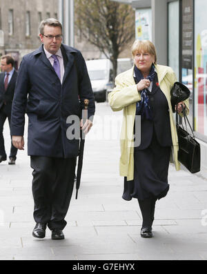 Vertreter der Konservativen, der ehemalige schottische Führer Annabel Goldie (rechts) und der akademische Professor Adam Tomkins kommen vor den ersten Allparteiengesprächen bei der Smith-Kommission in Edinburgh an, um eine Einigung darüber zu erzielen, welche neuen Befugnisse an Schottland übertragen werden sollten. Stockfoto