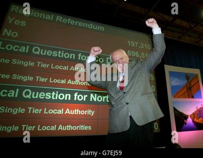 John Elliot feiert seinen Sieg für die No Campaign in North East Regional Assembly Vote im Crowtree Leisure Center in Sunderland. Die Pläne der Regierung für regionale Dezentralisierung in England wurden heute einen vernichtenden Schlag versetzt, als die Wähler im Nordosten Vorschläge für eine gewählte Versammlung entschieden ablehnten. Die erste englische Region, die ein Referendum über die Gründung einer Versammlung abhielt, stimmte mit überwältigender Mehrheit von 696,519 bis 197,310 dagegen. Stockfoto