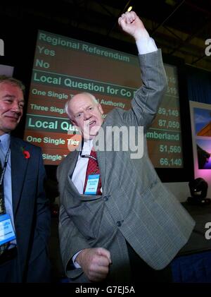 John Elliot feiert seinen Sieg für die No Campaign in North East Regional Assembly Vote im Crowtree Leisure Center in Sunderland. Die Pläne der Regierung für regionale Dezentralisierung in England wurden heute einen vernichtenden Schlag versetzt, als die Wähler im Nordosten Vorschläge für eine gewählte Versammlung entschieden ablehnten. Die erste englische Region, die ein Referendum über die Gründung einer Versammlung abhielt, stimmte mit überwältigender Mehrheit von 696,519 bis 197,310 dagegen. Stockfoto