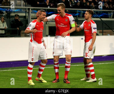 Lukas Podolski von Arsenal (links) feiert das zweite Tor seiner Mannschaft mit seinen Teamkollegen per Mertesacker (Mitte) und Aaron Ramsey (rechts) Stockfoto