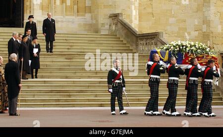 Die Königin, der Herzog von Edinburgh (oben) und andere Mitglieder der Familie von Prinzessin Alice (Gruppe links, Mitte) stehen auf den Stufen der Westtür der St. George's Chapel in Windsor Castle, während sie beobachten, wie der Sarg von Prinzessin Alice in einem Leichenwagen aufgestellt wird, Nach der Beerdigung. Die Prinzessin, die mit 102 Jahren die älteste britische Königin der Geschichte war, starb am vergangenen Freitag friedlich im Kensington Palace. Stockfoto