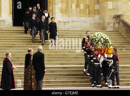 Der Sarg von Prinzessin Alice wird auf den Stufen der Westtür der St. George's Chapel in Windsor Castle getragen, gefolgt von der Königin und dem Herzog von Edinburgh (Rückseite der Gruppe) und ihrer Familie, nach dem Trauerdienst. Die Prinzessin, die mit 102 Jahren die älteste britische Königin der Geschichte war, starb am vergangenen Freitag friedlich im Kensington Palace. Stockfoto