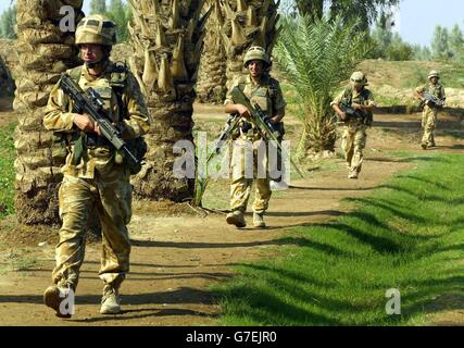 Black Watch tut eine Gemeinschaft-Patrouille in der Nähe von Camp Hartriegel Stockfoto