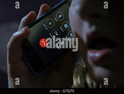 Stock Bild von einem Teenager-Mädchen mit einem iphone-Handy. Stockfoto