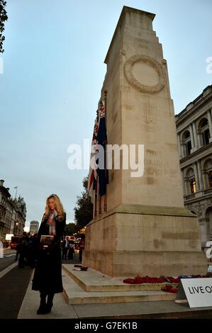 RESENDING ADDING BY LINE Sängerin Joss Stone steht mit einem Foto ihres Urgroßvaters Alfred Stenning (hintere Reihe, 2. Von rechts), der im Ersten Weltkrieg getötet wurde, im Cenotaph bei der Eröffnung des jährlichen Mohnaufrufs im Zentrum von London. DRÜCKEN SIE VERBANDSFOTO. Bilddatum: Donnerstag, 23. Oktober 2014. Siehe PA Story Memorial Poppy. DRÜCKEN SIE VERBANDSFOTO. Bilddatum: Donnerstag, 23. Oktober 2014. Siehe PA Story MEMORIAL Poppy. Das Foto sollte lauten: John Stillwell/PA Wire Stockfoto