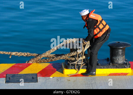 Ein junger Seemann löst das Seil im mexikanischen Hafen Ensenada am 21. November 2015 in Ensenada, Mexiko Stockfoto